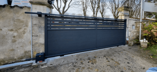 Portail aluminium coulissant avec une motorisation BFT Deimos Ultra BTA 600 Pro posé par Joackim Turpain à Rouillac