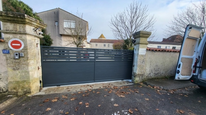 Portail coulissant dans un EHPAD moteur Deimos Ultra BT A600 à Rouillac posé par Joackim Turpain