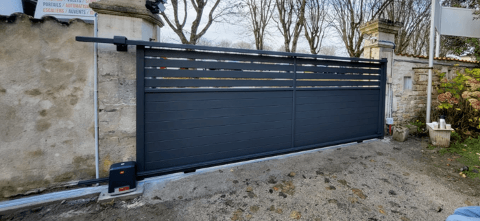 Portail aluminium coulissant avec une motorisation BFT Deimos Ultra BTA 600 Pro posé par Joackim Turpain à Rouillac