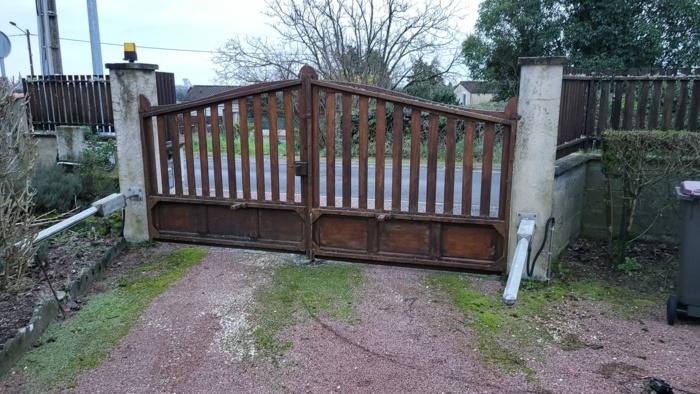 ancien Portail en bois changé par un portail PVC par Joackim Turpain
